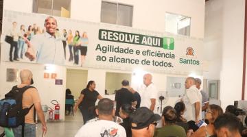 pessoas aguardando atendimento no resolve aqui #paratodosverem 