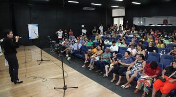 Mulheres assistem palestra em auditório. #pratodosverem