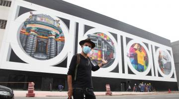 Renomado artista urbano finaliza painéis gigantes em Santos