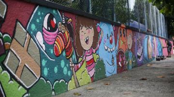 Vista geral de muro todo colorido com motivos infantis. #Paratodosverem