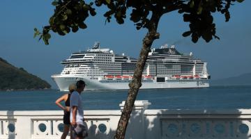 navio passando na frente de navio #paratodosverem 