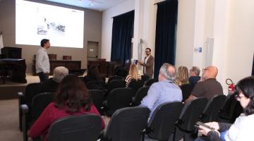 pessoas acompanhando a audiência #paratodosverem 