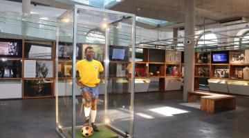 área interna do Museu Pelé em Santos, com réplica do atleta em tamanho natural dentro de uma redoma de vidro. #paratodosverem