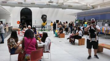 Várias pessoas dentro do Museu Pelé #paratodosverem