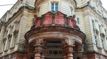 Fachada da antiga Bolsa Oficial do Café, onde funciona o Museu do Café. #Paratodosverem