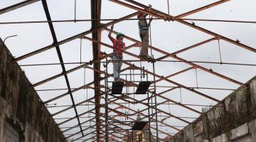 operários atuando na obra #paratodosverem 