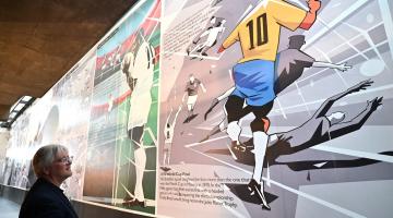 homem olha desenhos em parede do museu #paratodosverem 