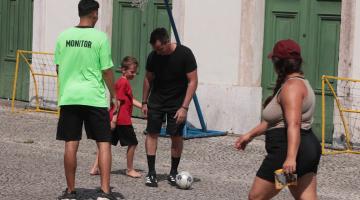 meninos e professores brincando #paratodosverem