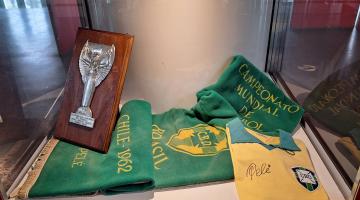placa e camisas expostas no museu #paratodosverem