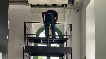operário atuando em ar condicionado #paratodosverem