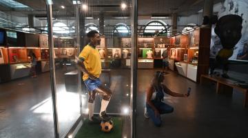 estátua do rei do futebol no museu pelé. #paratodosverem