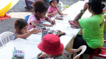 criança brincando de pintura #paratodosverem