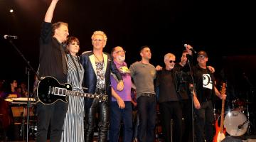 Philipe Seabra, Fernanda Abreu, Supla, Luís Gustavo Petri, Ritchie e mais dois músicos à frente do palco. #paratodosverem