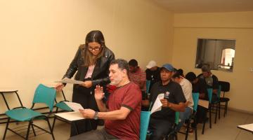 pessoas em sala aguardam entrevista #paratodosverem 