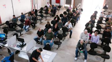 pessoas aguardando atendimento no resolve aqui #paratodosverem 