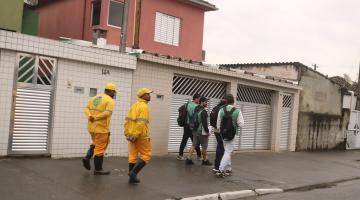 agentes e operários andam na calçada #paratodosverem