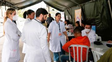 pessoa é atendida por médicos #paratodosverem