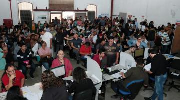 pessoas aguardando atendimento no resolve aqui #paratodosverem 