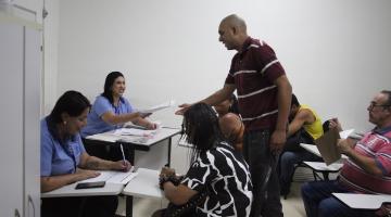pessoas em sala participando do mutirão #paratodosverem