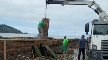 Caminhão retira parte da mureta de canal na praia #paratodosverem