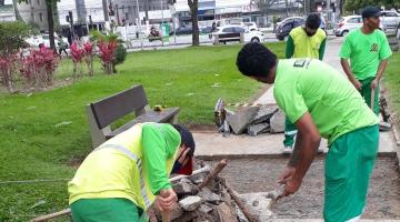 Homens trabalham na orla da praia #paratodosverem