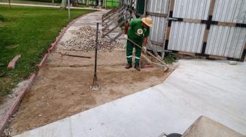 homens trabalham nos reparos do piso de mosaico. #paratodosverem