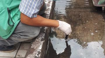 agente fiscaliza laje com água acumulada. #paratodosverem