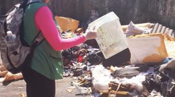 agente está em área cheia de material inservível. #paratodosverem