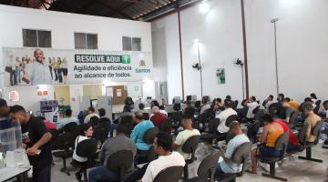 pessoas esperando atendimento no resolve aqui #paratodosverem