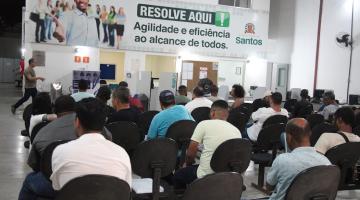 pessoas aguardando atendimento no resolve aqui #paratodosverem 