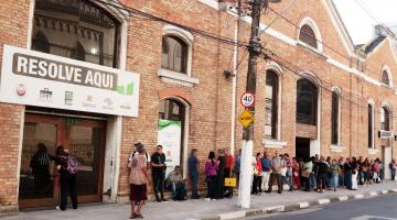 fila na porta de prédio ainda com porta fechada. #paratodosverem