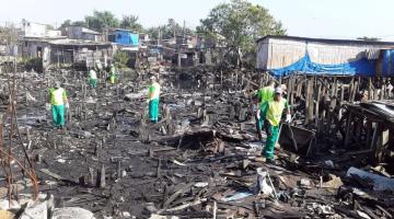 Mutirão limpa área incendiada na Zona Noroeste