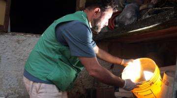 agente olha balde #paratodosverem