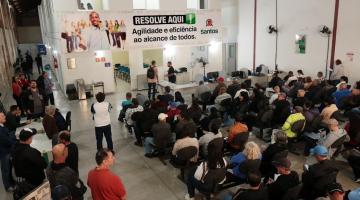 pessoas no mutirão do emprego #paratodosverem