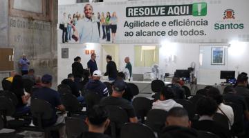 Pessoas aguardam atendimento no resolve aqui. #Paratodosverem.