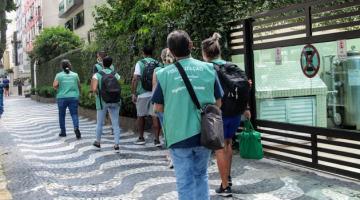 agentes uniformizados estão caminhando em calçada. #Paratodosverem