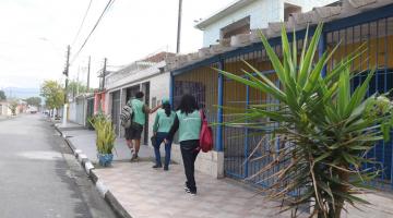 Agentes percorrem casas #paratodosverem