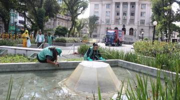 agentes procuram focos na praça mauá #paratodosverem