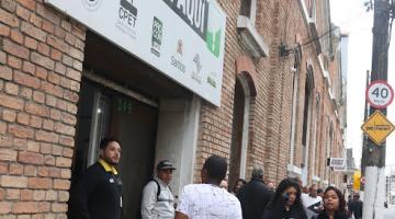 pessoas na frente do resolve aqui #paratodosverem