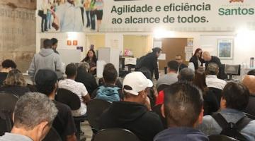 pessoas aguardando atendimento no resolve aqui #paratodosverem 