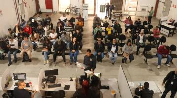 pessoas aguardando atendimento no resolve aqui #paratodosverem 