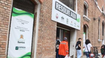 pessoas na porta do resolve aqui #paratodosverem 
