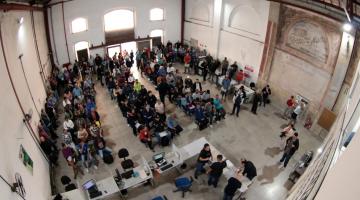 pessoas aguardando atendimento no resolve aqui #paratodosverem 