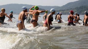 Nadadores iniciam prova aquática. #Paratodosverem.