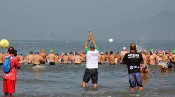 Nadadores no mar durante a largada #paratodosverem