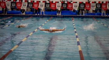 pessoas nadando na piscina #paratodosverem