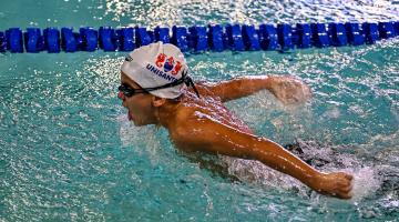 nadador na piscina.#Paratodosverem