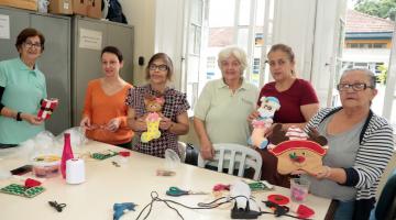 mulheres mostram enfeites de natal #paratodosverem