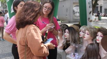Ação de prevenção ao câncer de mama atrai pessoas para Praça Mauá, em Santos
