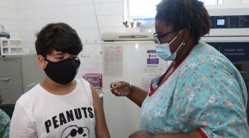 criança recebe aplicação da vacina #paratodosverem